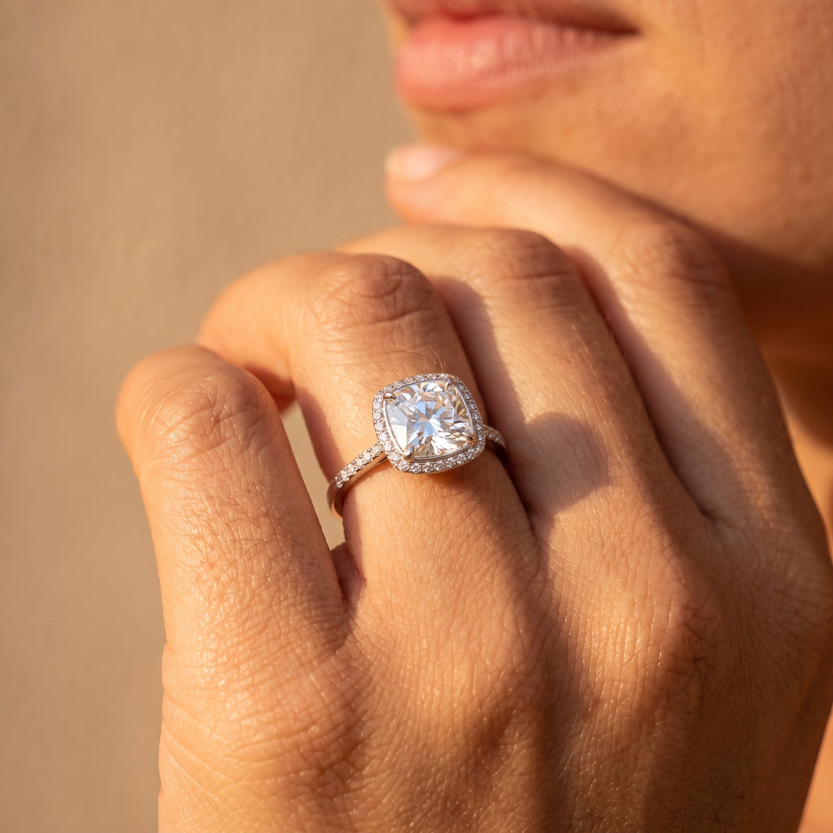 Anillo de halo con moissanita talla cojín