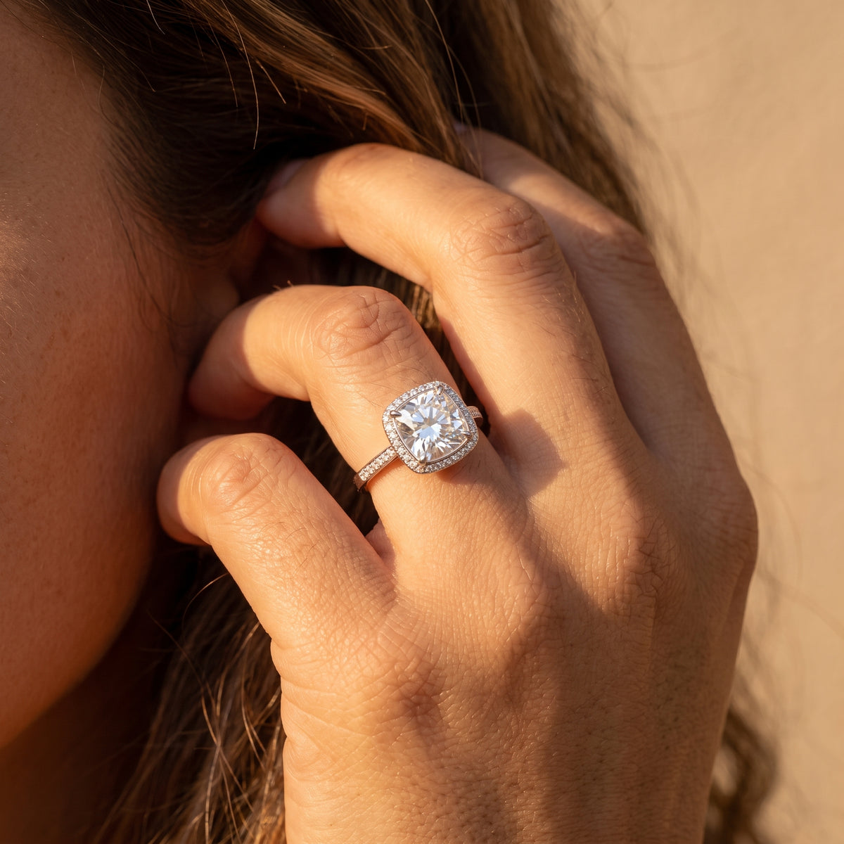 Anillo de halo con moissanita talla cojín