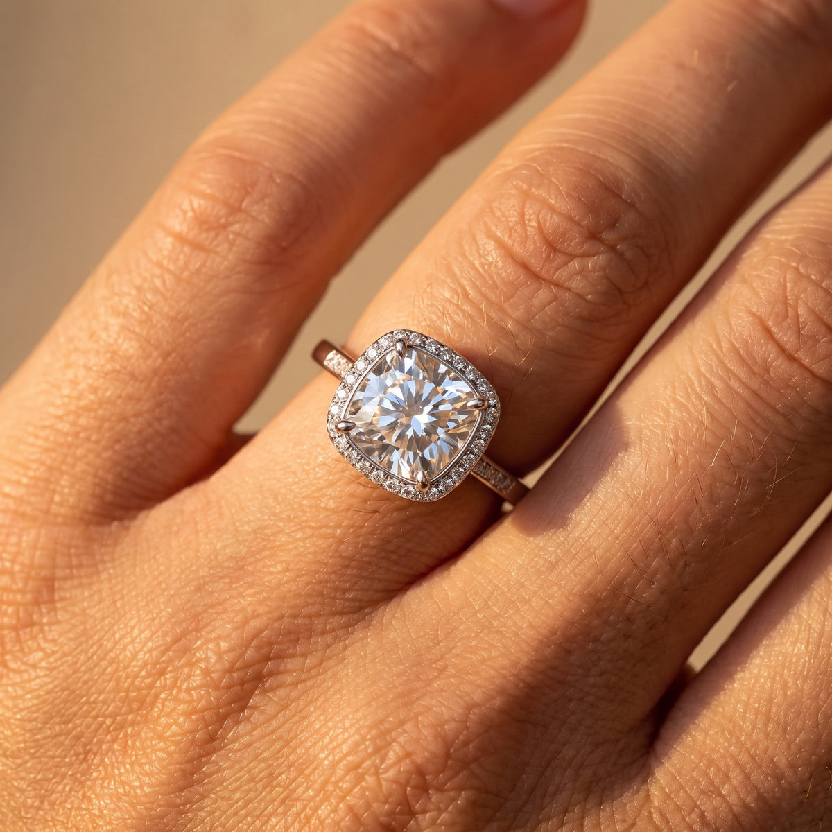 Anillo de halo con moissanita talla cojín