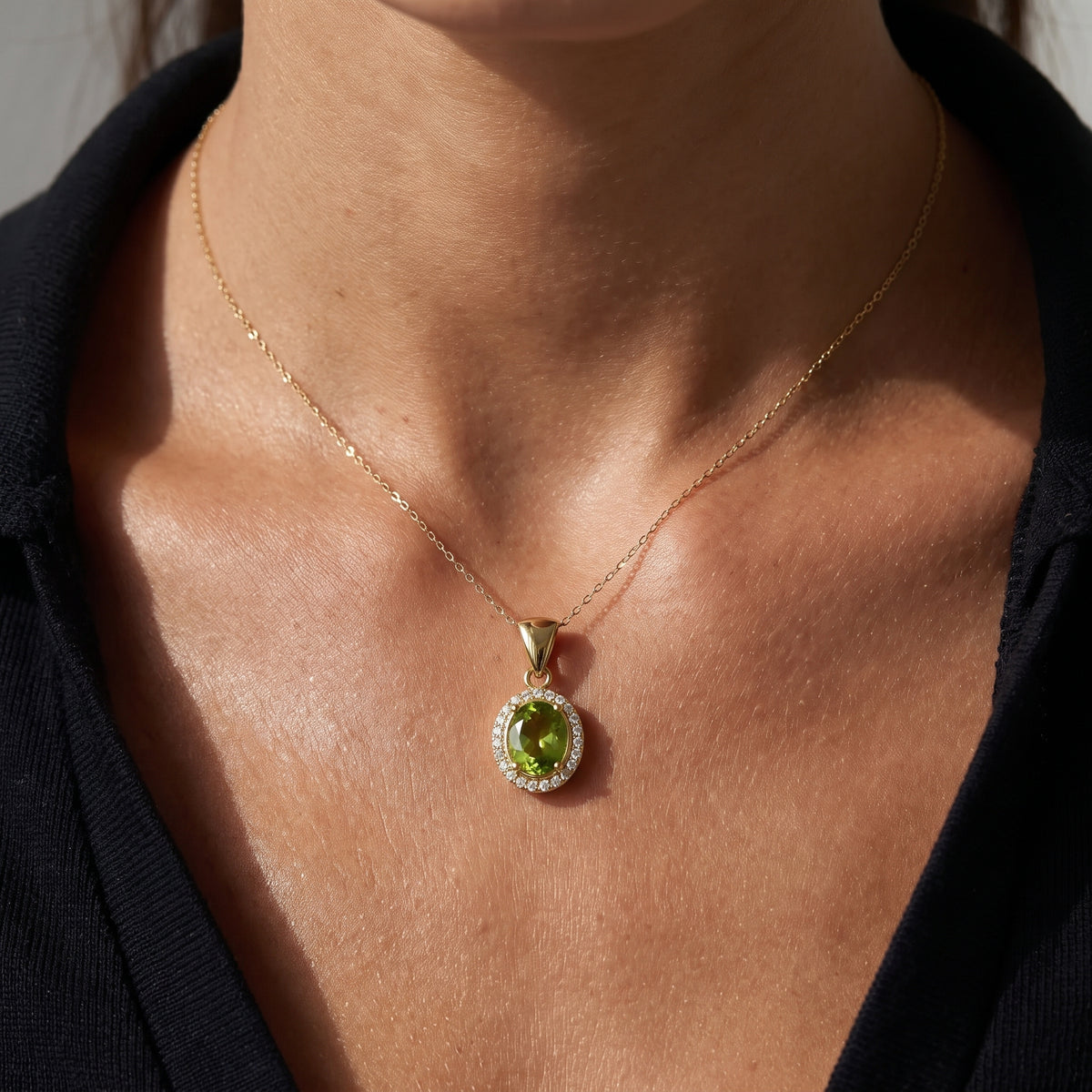 Collar con Colgante de Peridoto Ovalado con Halo