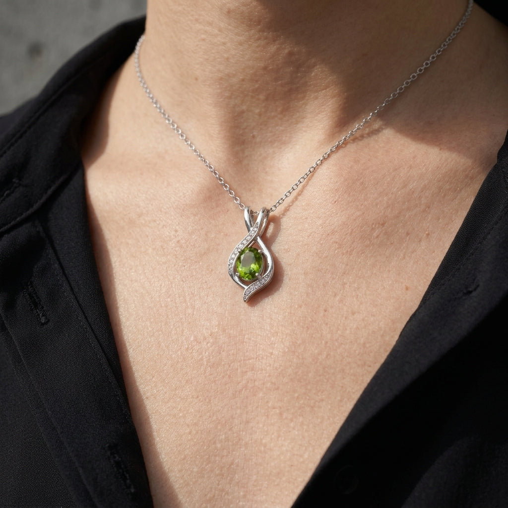 Collar con colgante de peridoto de talla ovalada