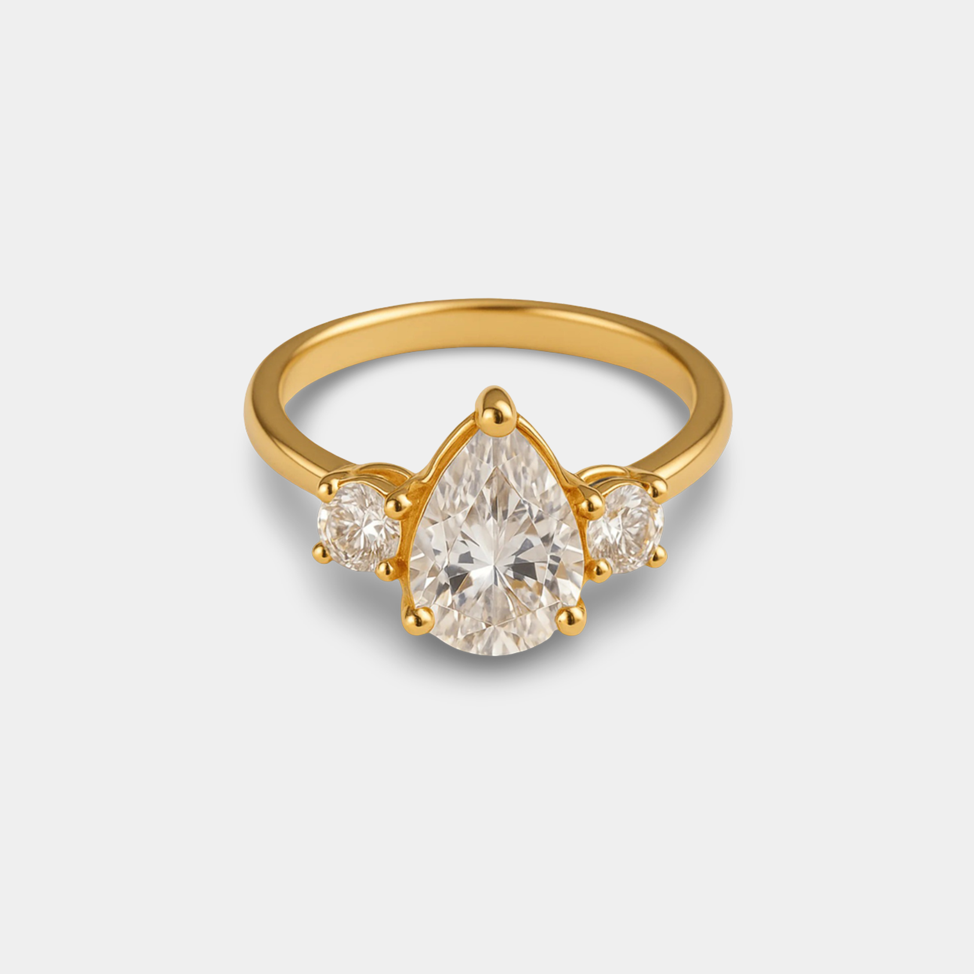 Anillo majestuoso de circonita en forma de pera