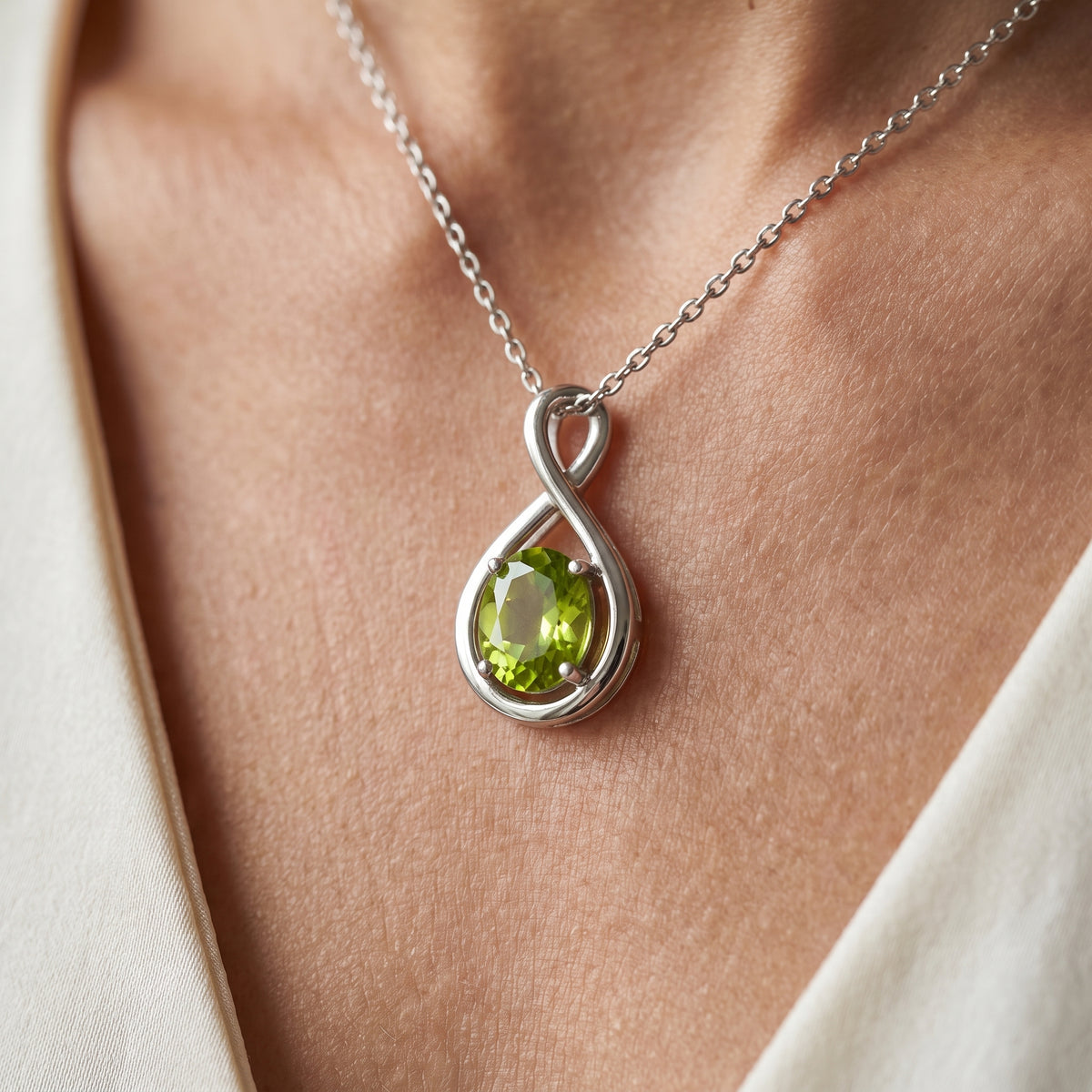 Collar con colgante de peridoto infinito
