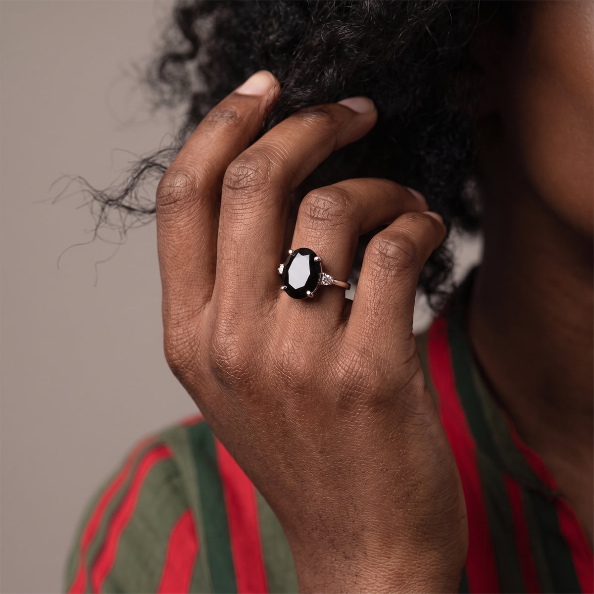 Bague Ovale Onyx et Diamants 3 Pierres
