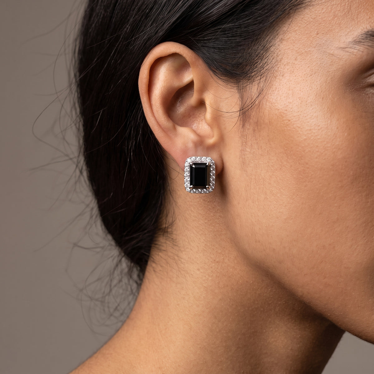 Clous d'oreilles halo en onyx taille émeraude