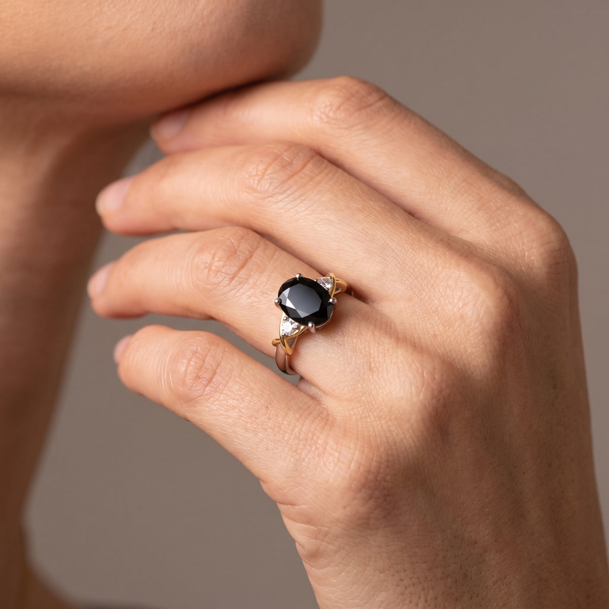 Bague croisée en onyx ovale et diamants
