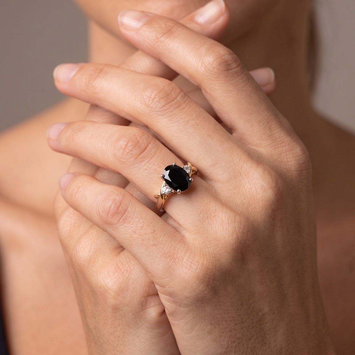 Bague croisée en onyx ovale et diamants