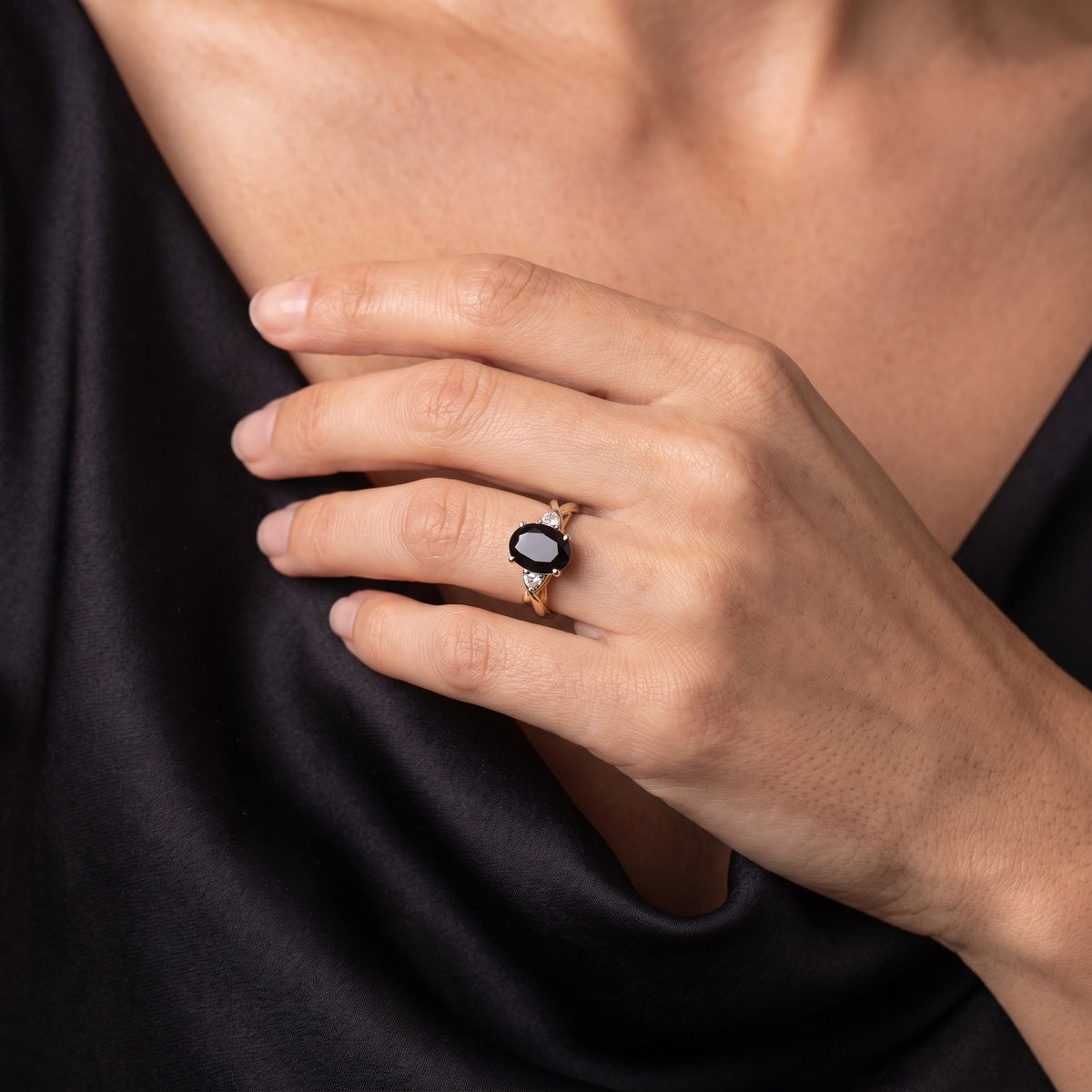 Bague croisée en onyx ovale et diamants