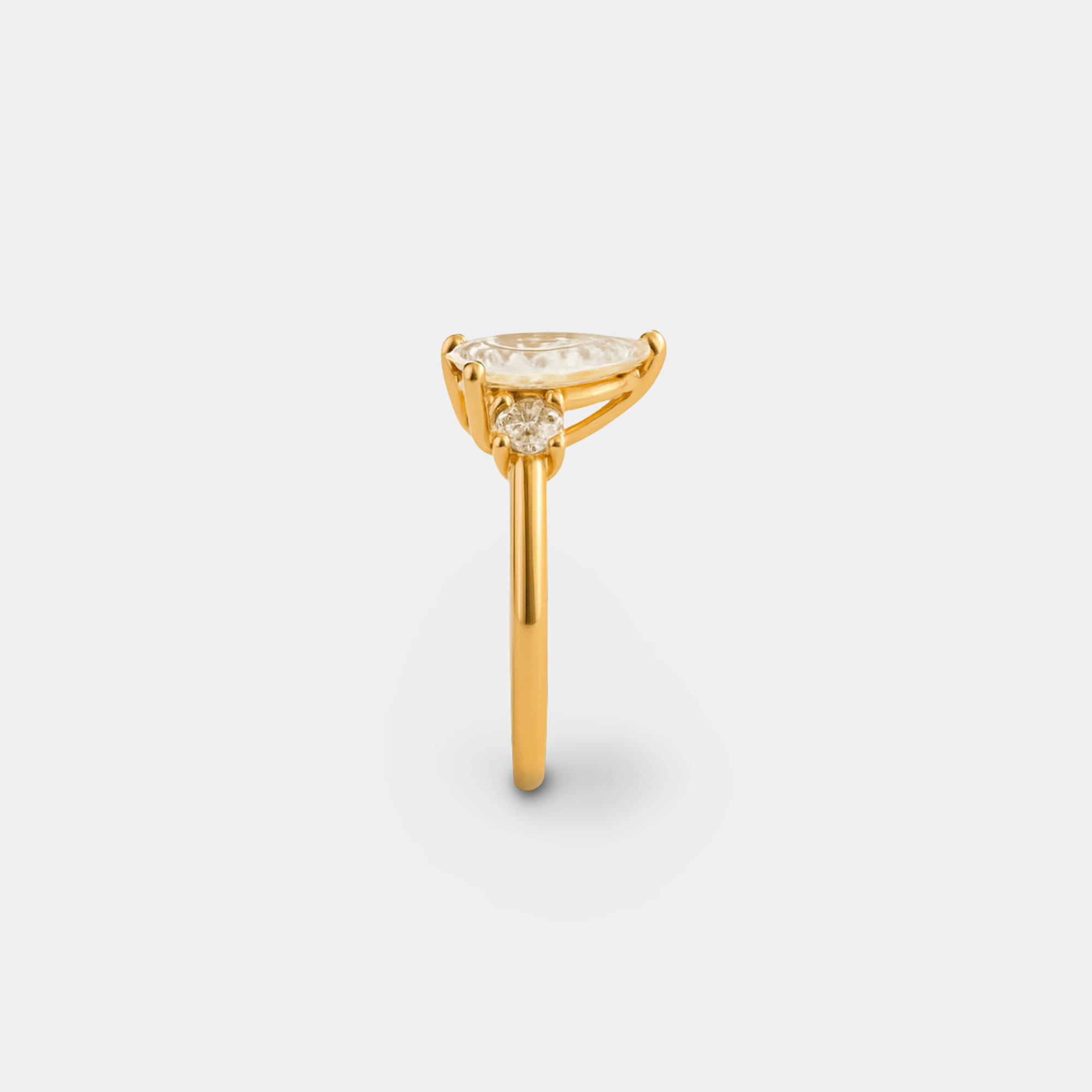 Anillo majestuoso de circonita en forma de pera