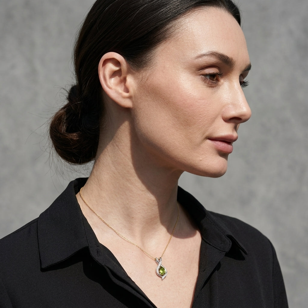 Collar con colgante de peridoto de talla ovalada