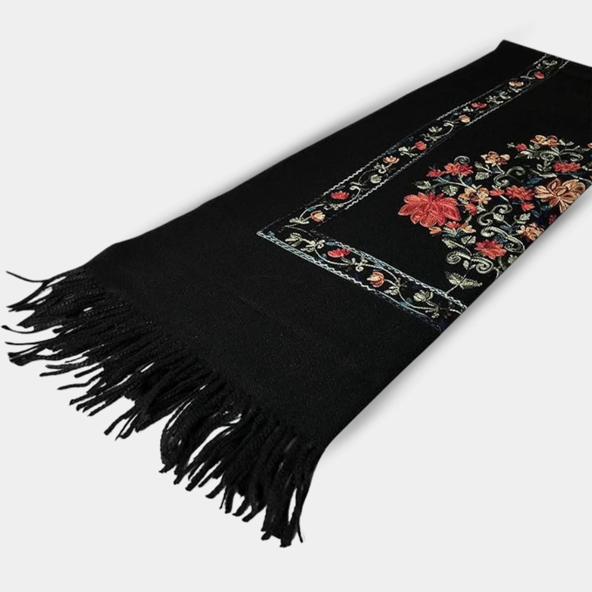 Châle long à pampilles brodées | Détails artisanaux | Raffinement bohème