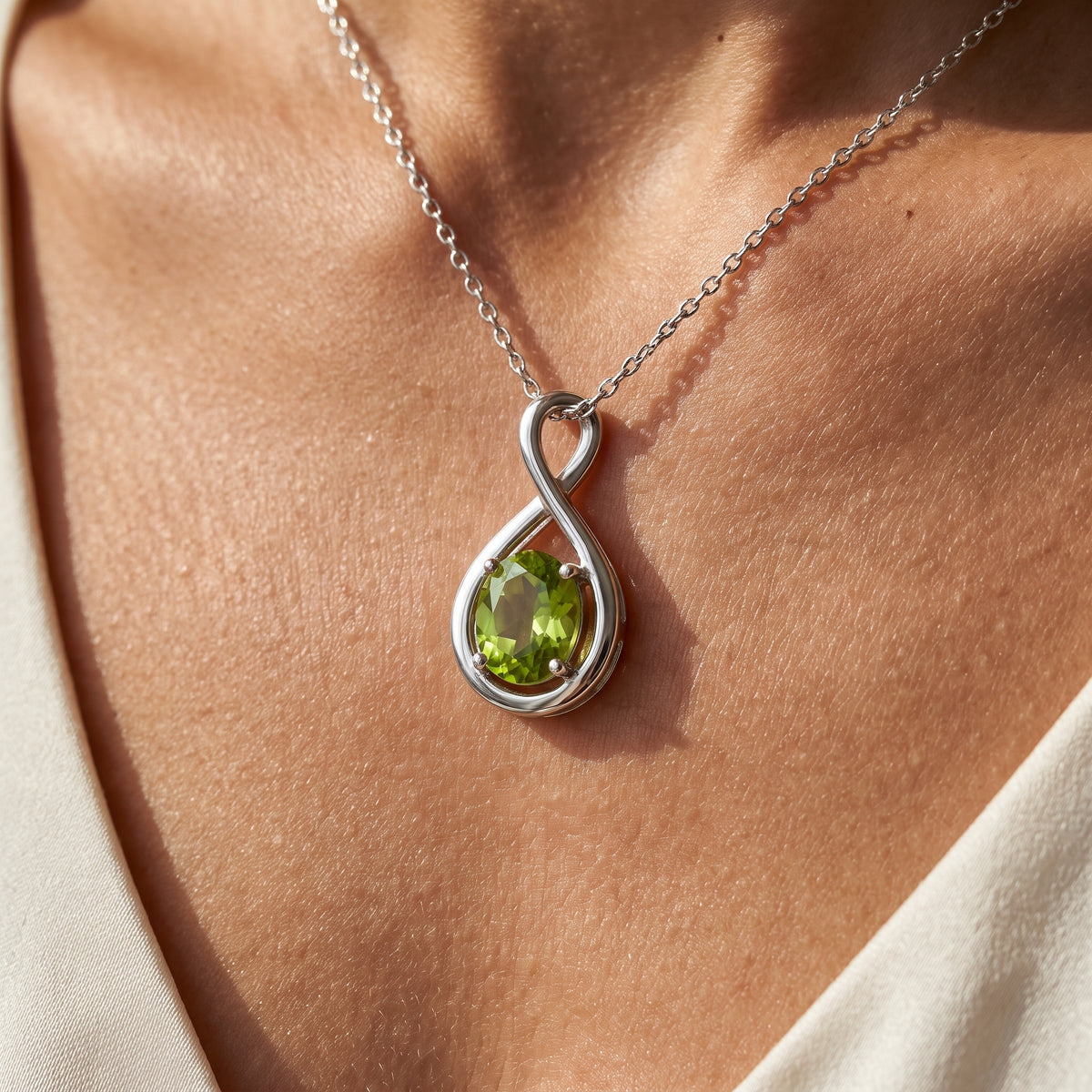Collar con colgante de peridoto infinito