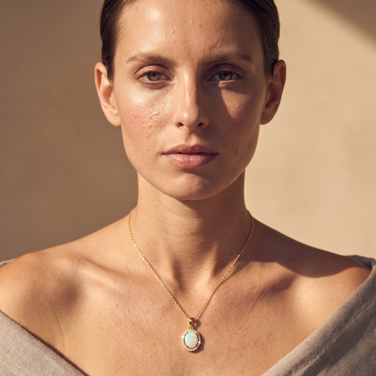 Pendentif auréole en oxyde de zirconium et opale