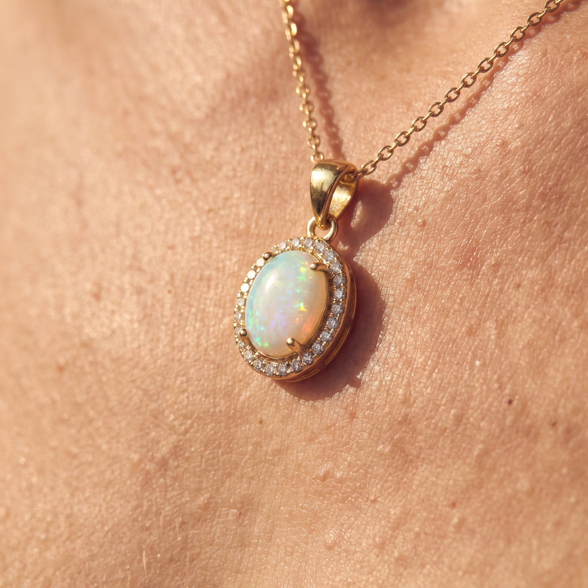 Pendentif auréole en oxyde de zirconium et opale