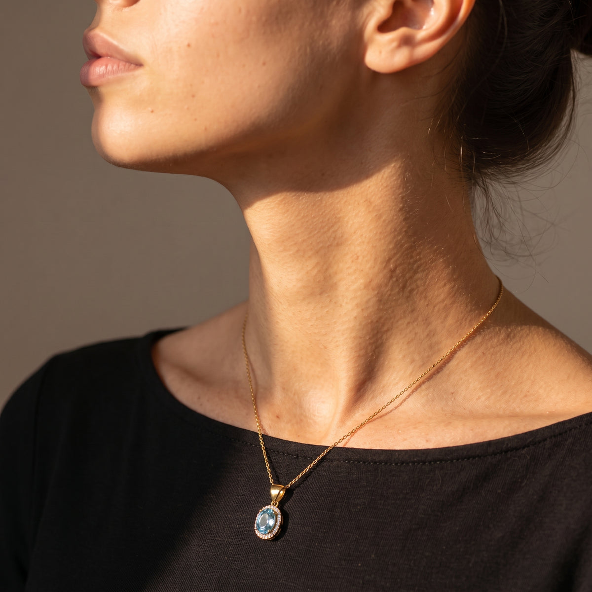 Pendentif halo en topaze bleu ciel