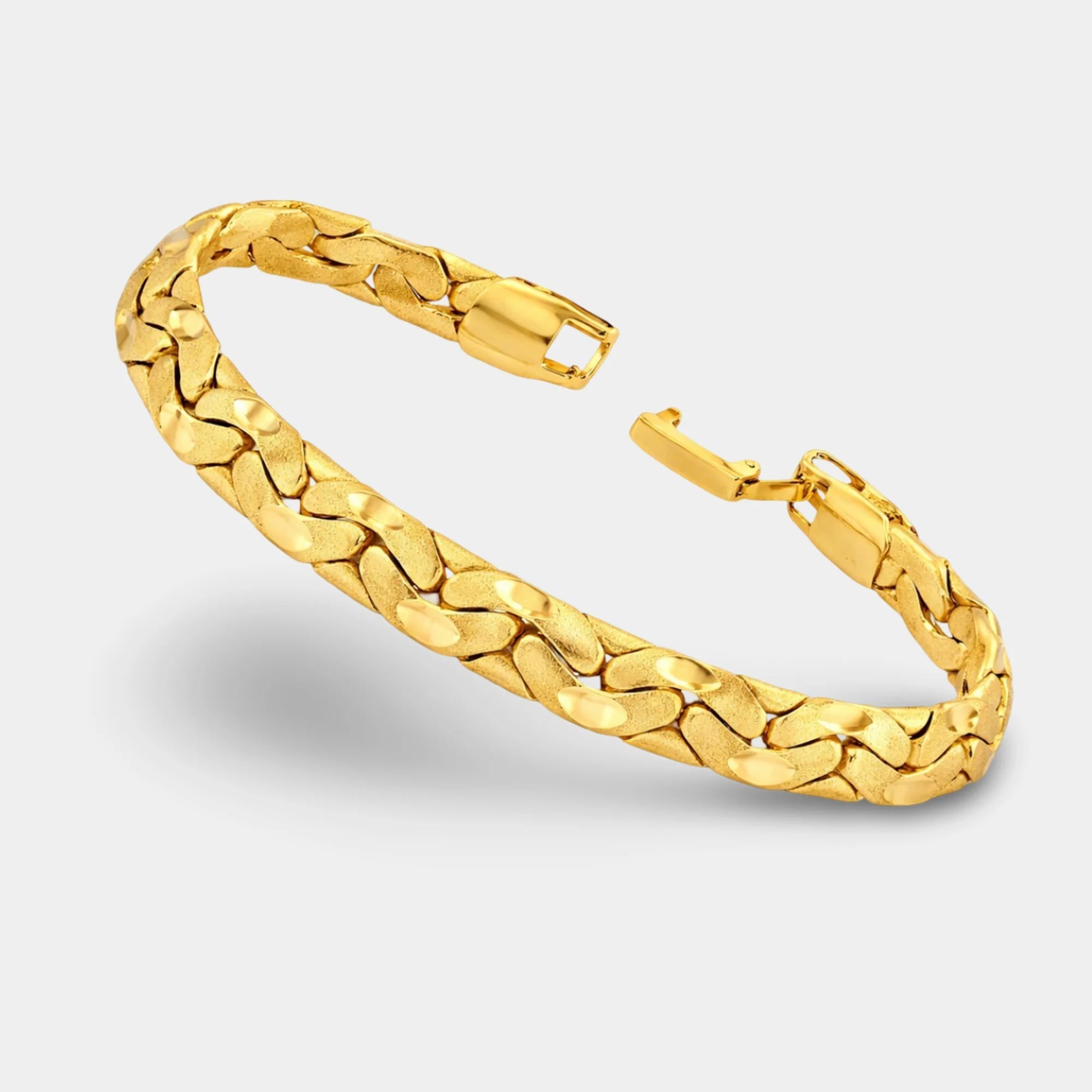 Close-up of the diamond-cut and brushed matte Riccio links on the gold bracelet