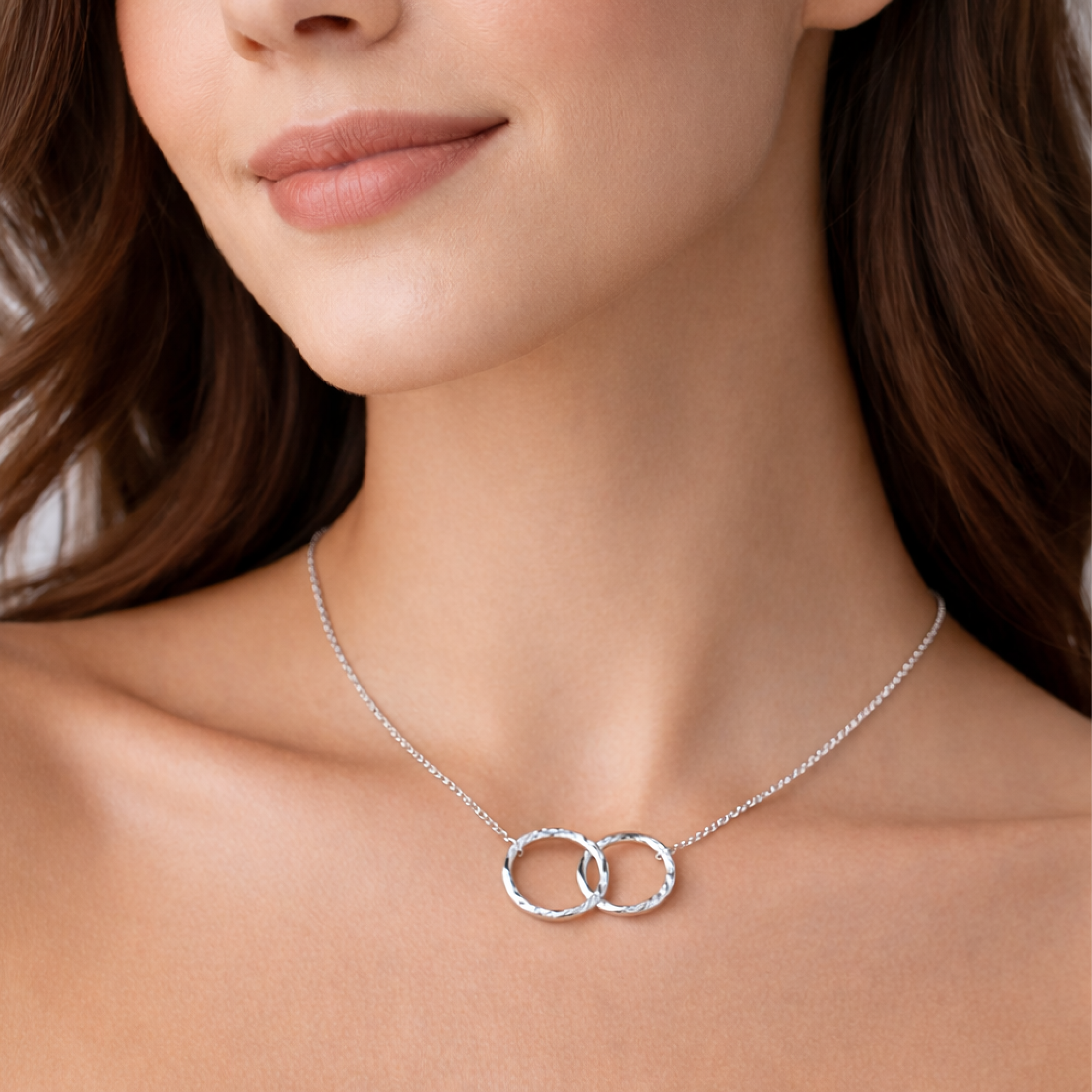 Woman wearing MH Elegance maid of honor necklace with sterling silver interlocking circles pendant at the collarbone