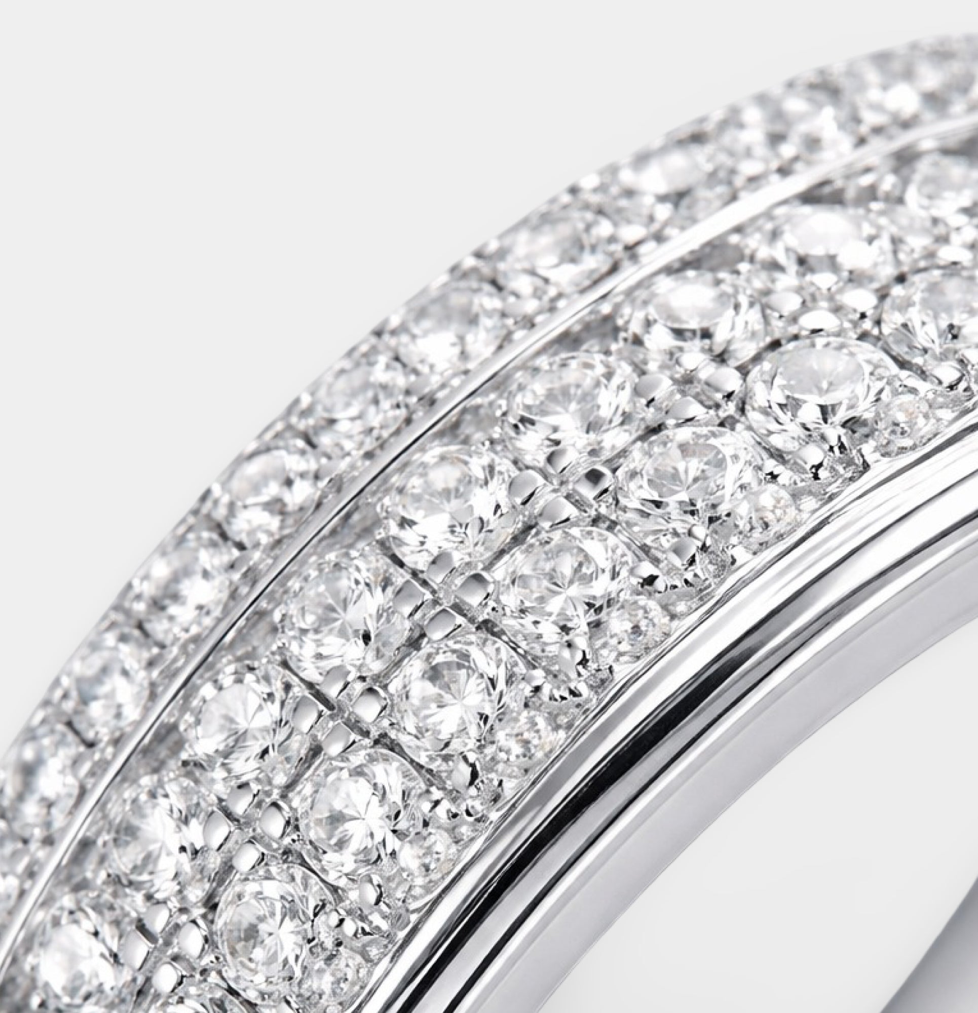 Side view of the men's moissanite wedding band showing the smooth polished inner band