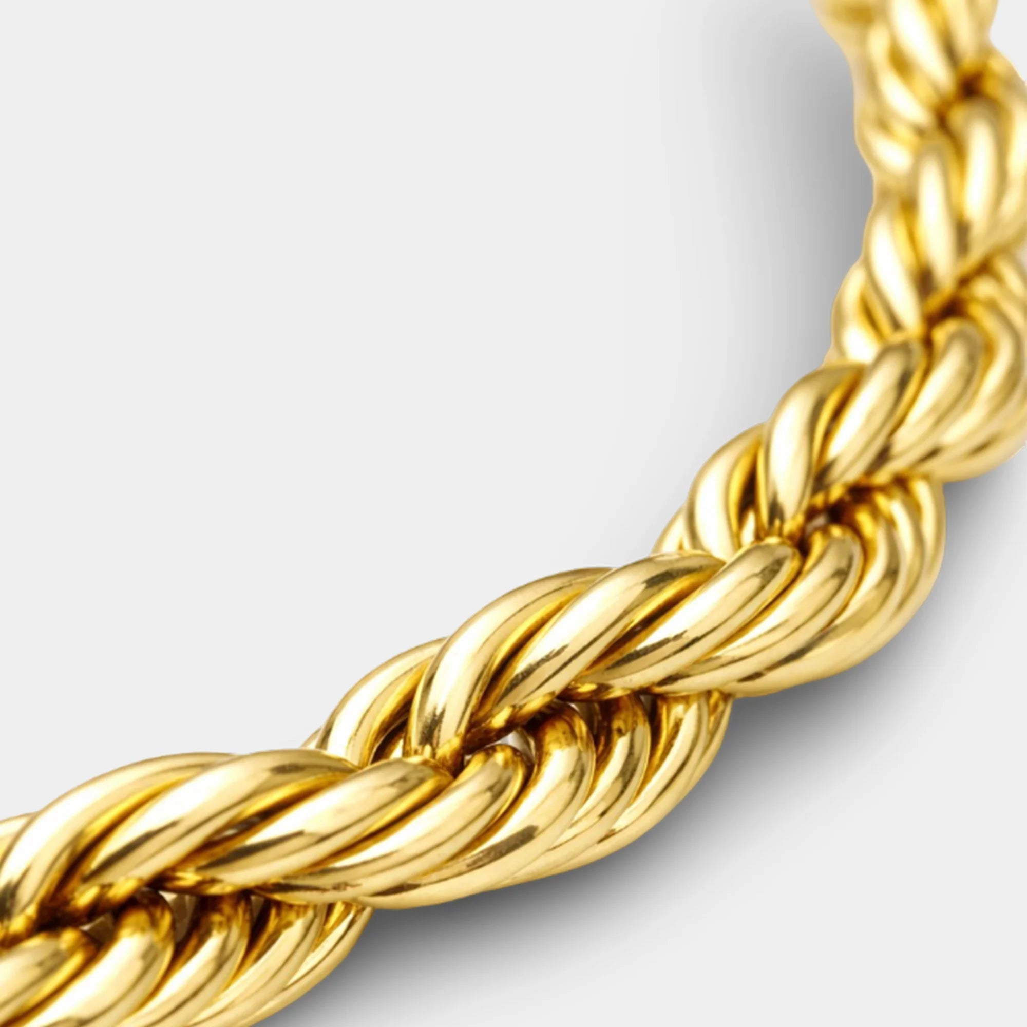 Detail close-up of the 5mm twisted rope links on the gold twist rope chain necklace